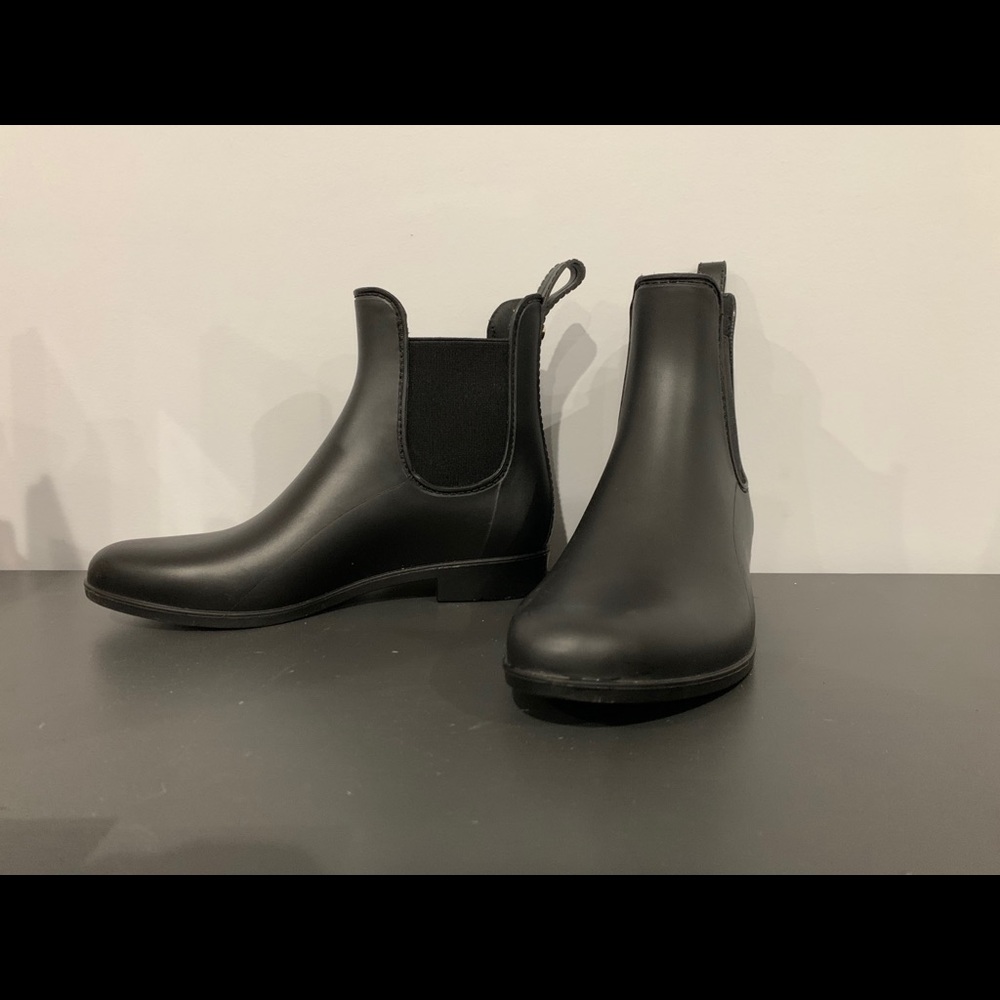 Black ankle rain boots